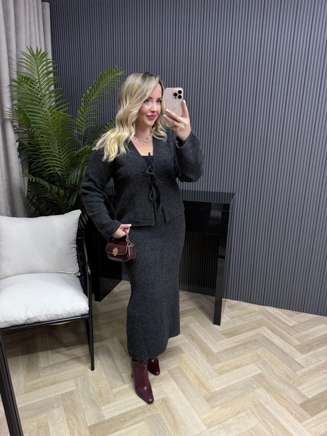 Tona Fiyonk Bağlamalı Etekli Triko Takım Antrasit