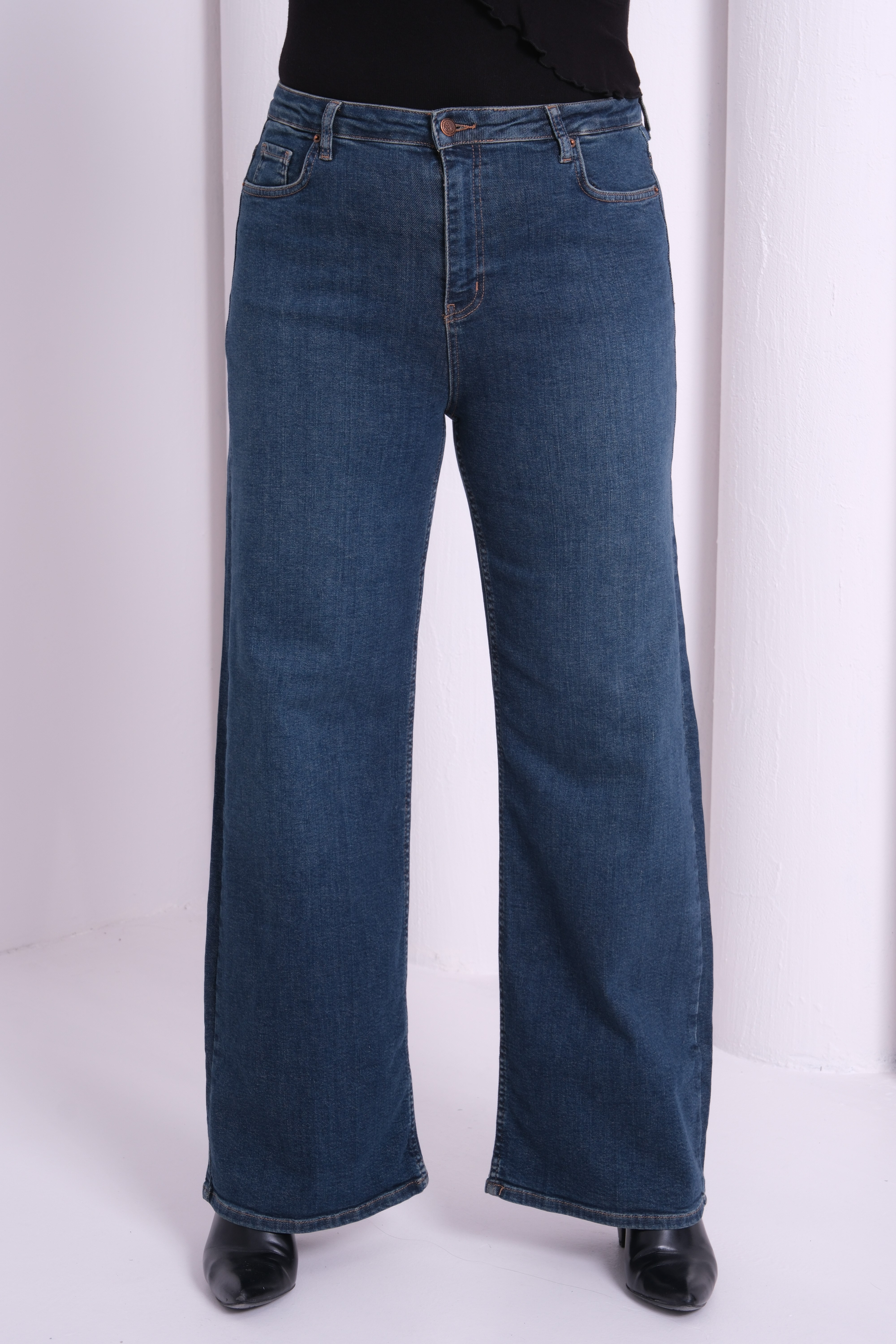 LACARINOHigh-Waisted Plus Size Relaxed Fit Jeans in Brown Tint