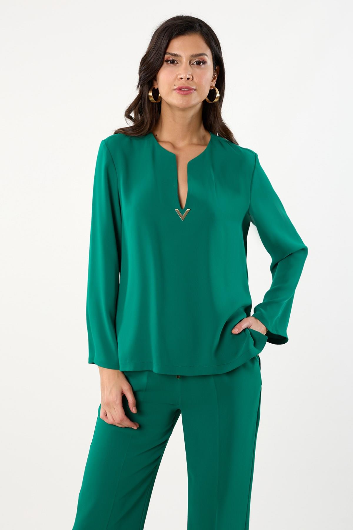 Clake Yakasız V Aksesuar Detaylı Bluz YEŞİL