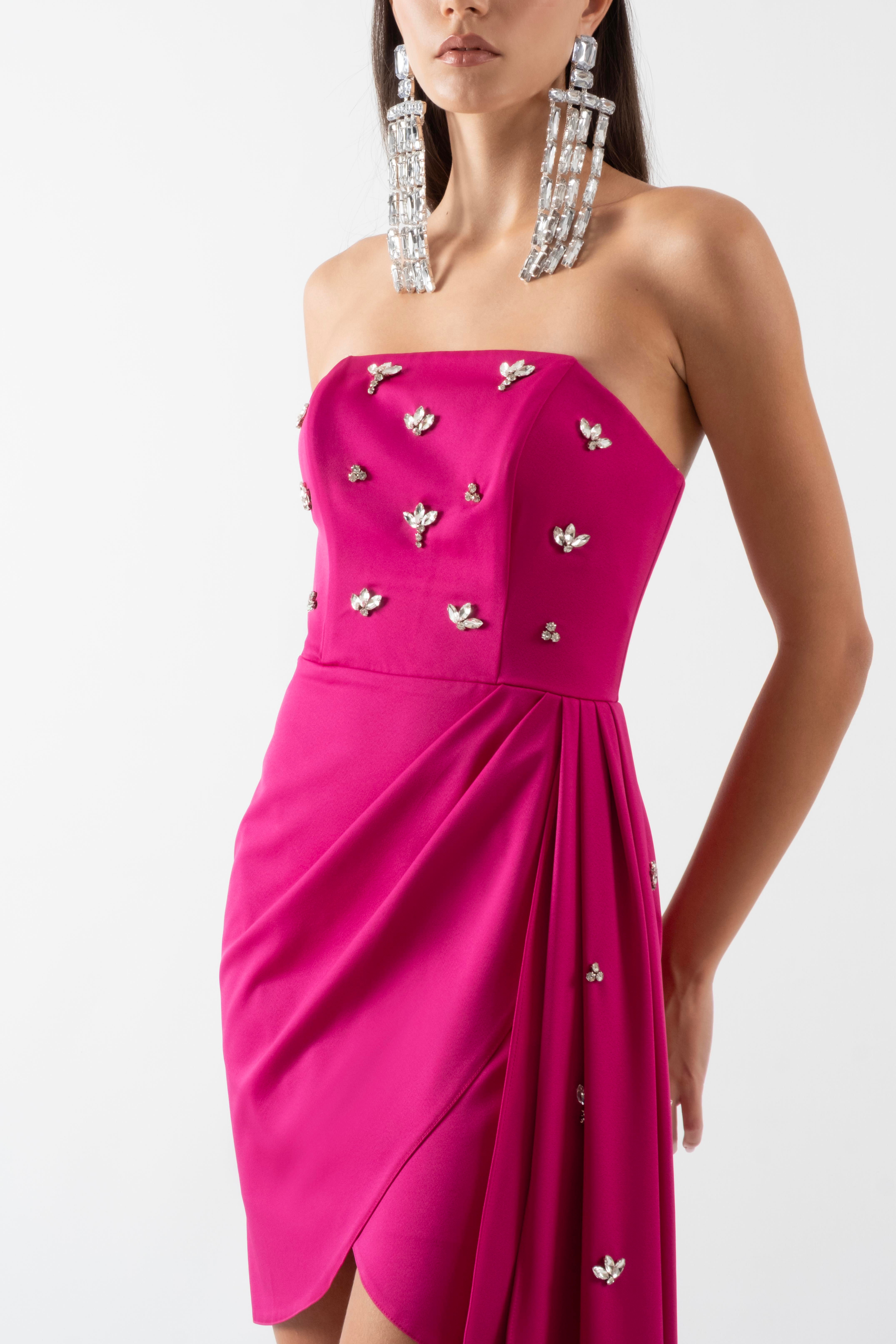 Dalgisa Straplez Yanı Şal Detaylı Taş İşlemeli Kısa Abiye Elbise FUŞYA