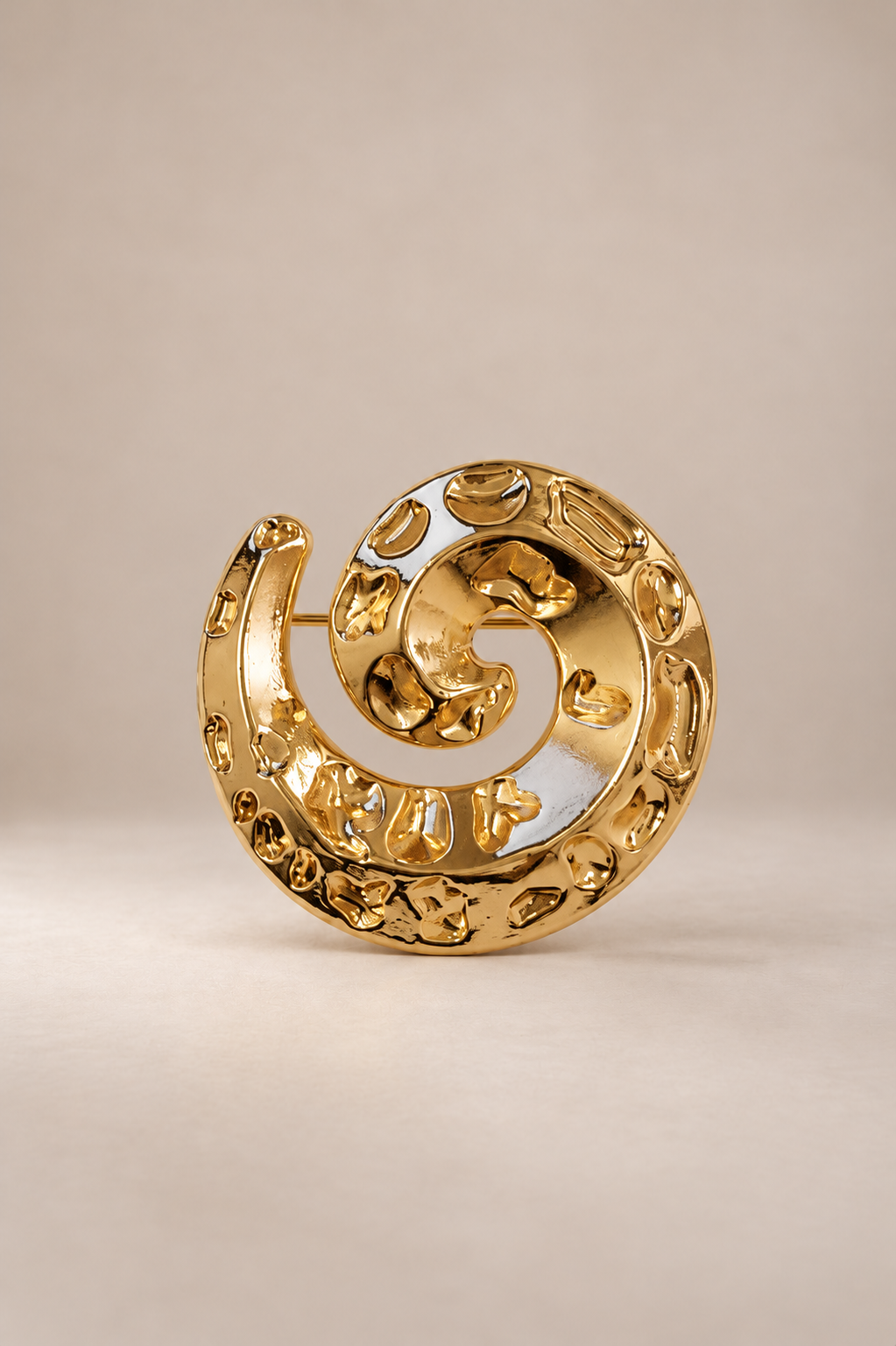 Dövme Detaylı Spiral Form Broş 5 cm ALTIN