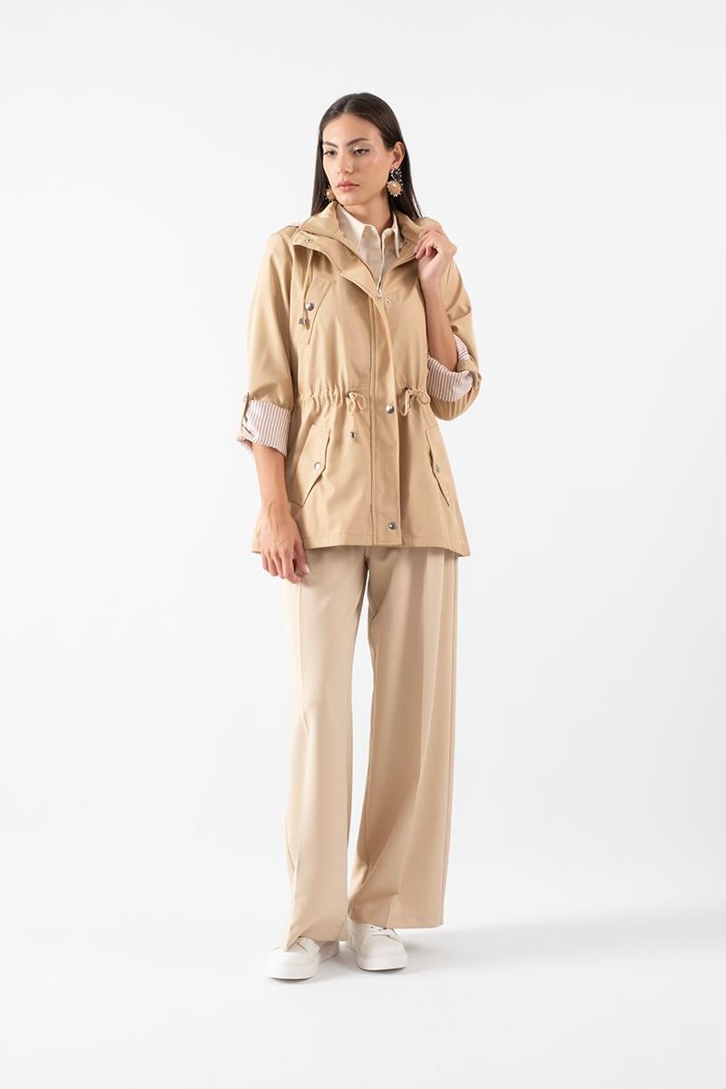 Goudot Kapüşonlu Mevsimlik Parka – Beli Büzgülü, Çıtçıt Detaylı AÇIK CAMEL