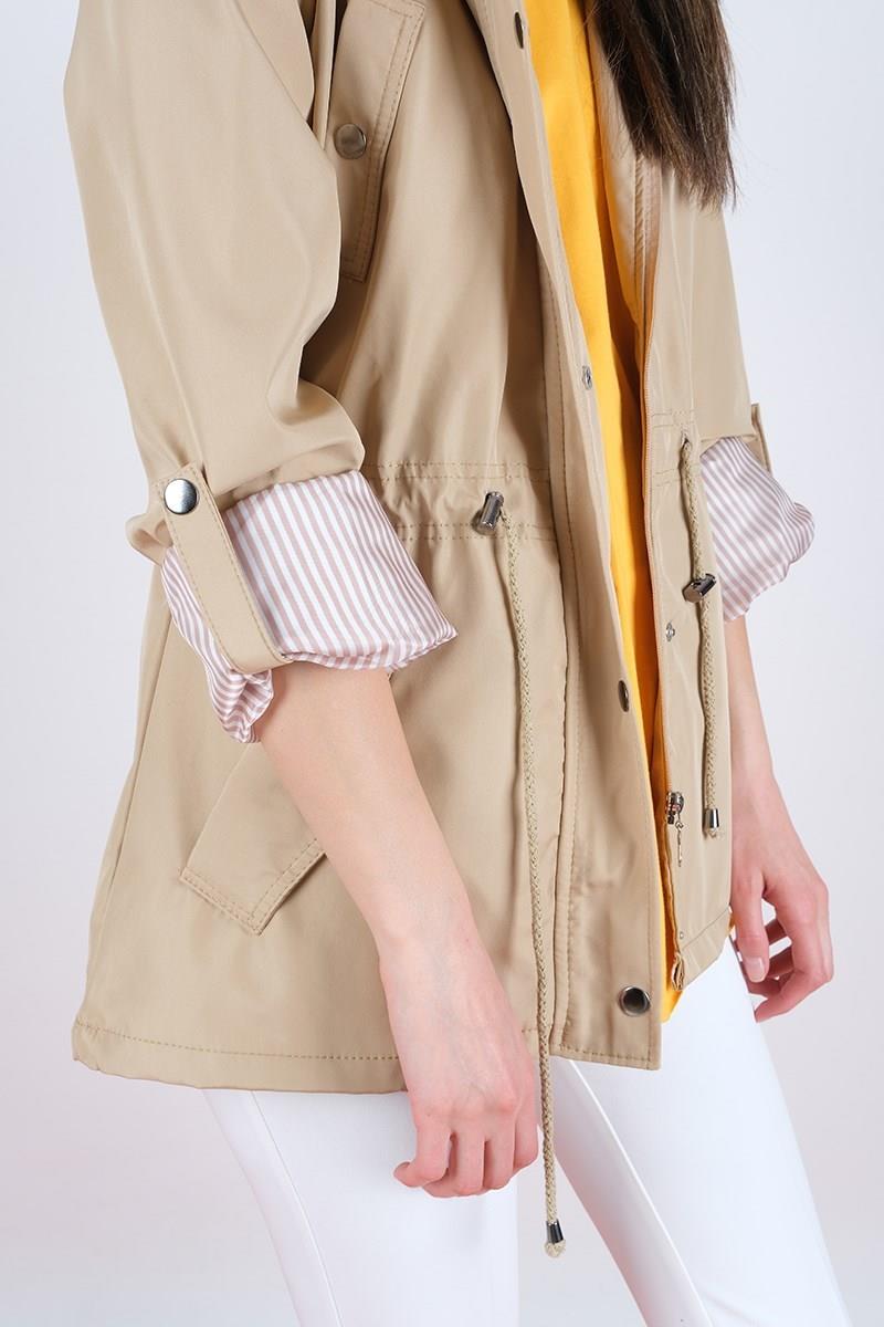 Goudot Kapüşonlu Mevsimlik Parka – Beli Büzgülü, Çıtçıt Detaylı CAMEL
