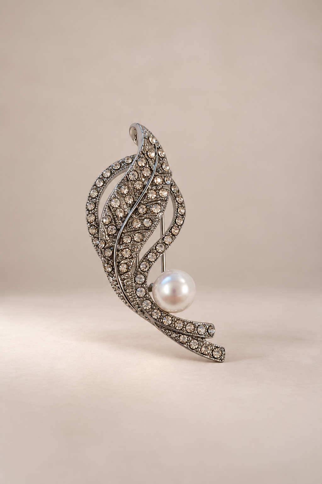 İnci Taşlı Kristal Yaprak Form Broş 6 cm BEYAZ