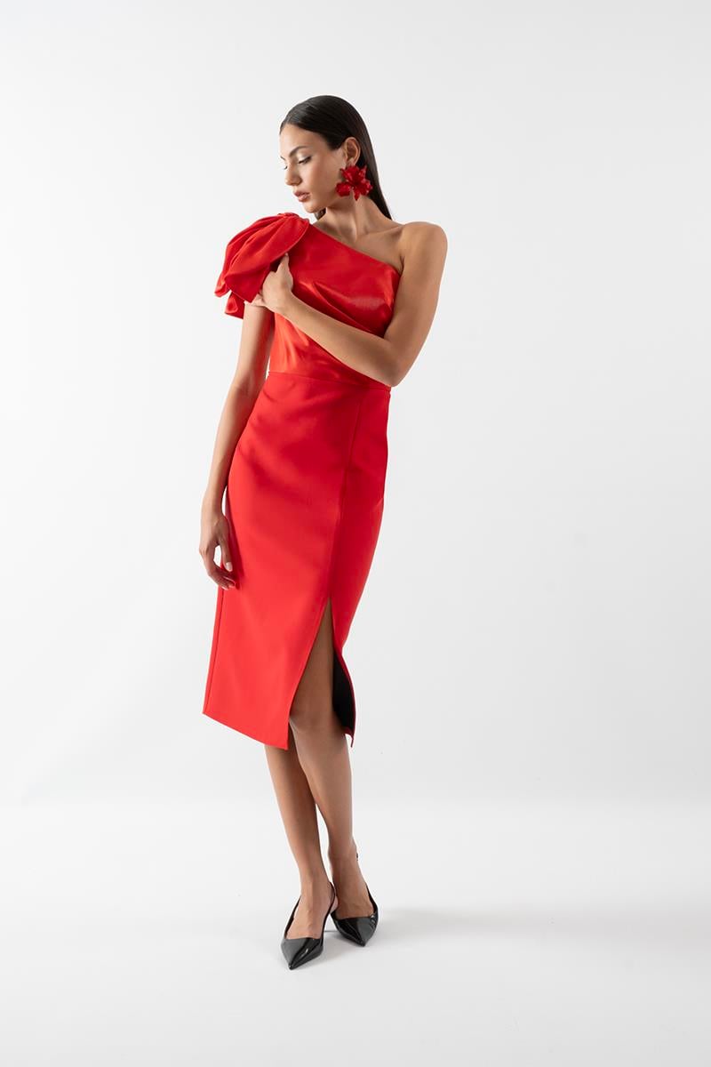 İtalio Üst Organze Tek Omuz Fiyonklu Drapeli Yırtmaçlı Kısa Abiye Elbise KIRMIZI