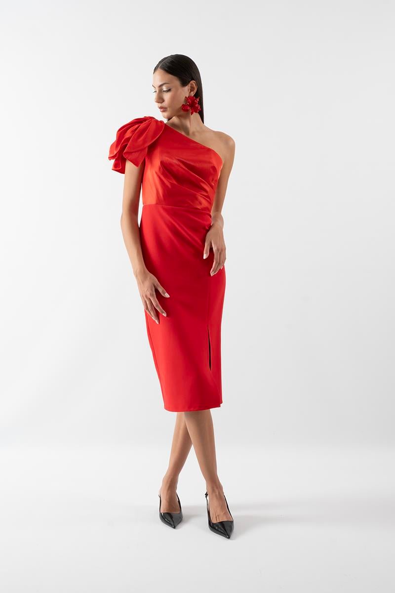 İtalio Üst Organze Tek Omuz Fiyonklu Drapeli Yırtmaçlı Kısa Abiye Elbise KIRMIZI
