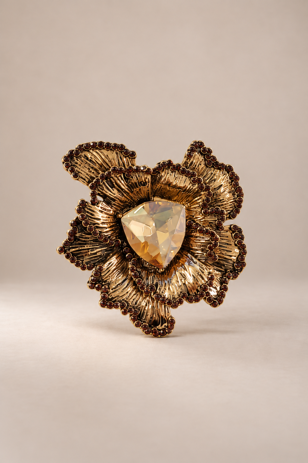 Kristal Taşlı Çiçek Broş 5 cm BEJ