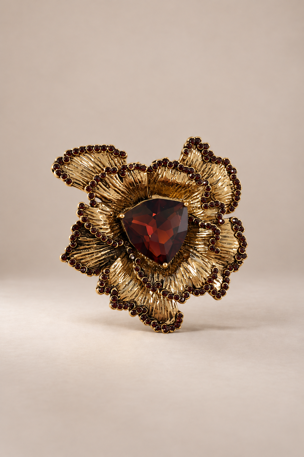 Kristal Taşlı Çiçek Broş 5 cm KAHVERENGİ