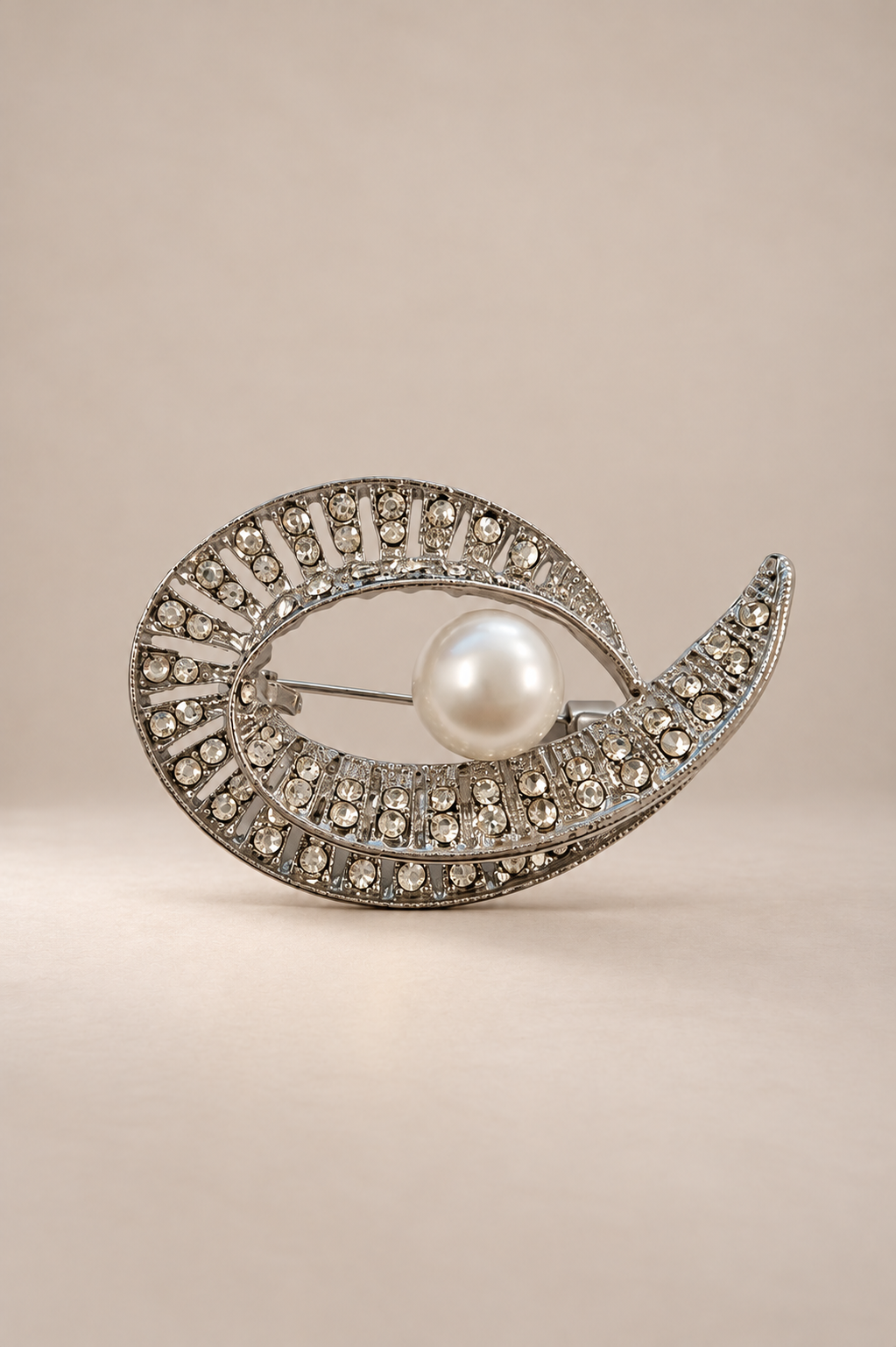 Kristal Taşlı İncili Halka Form Broş 5 cm GÜMÜŞ