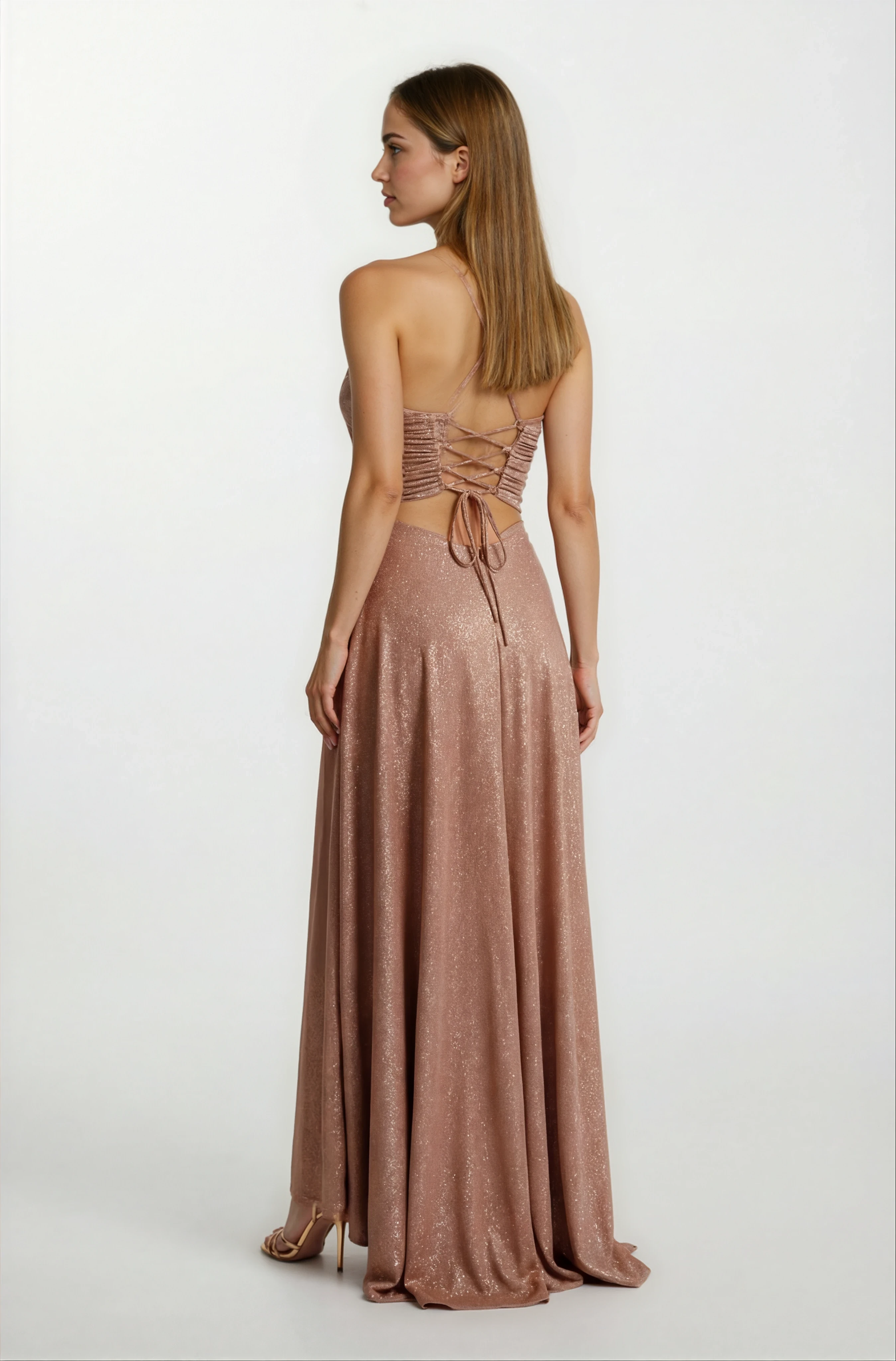 Rachelı İnce Askılı Sırt Çarpraz Bağlamalı Beli Açık Simli Yırtmaçlı Uzun Abiye Elbise KAHVE