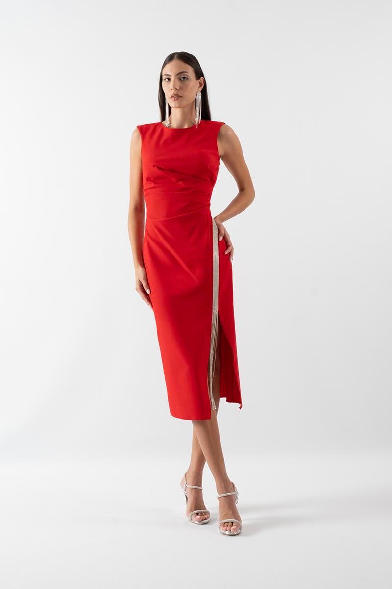 Rainwaterı Yuvarlak Yaka Kolsuz Yırtmaçlı Belden Aşağı Şerit Taş Aksesuar Detaylıı Kısa Abiye Elbise KIRMIZI