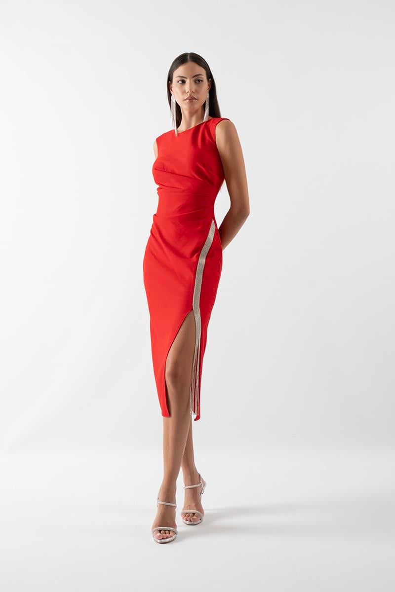 Rainwaterı Yuvarlak Yaka Kolsuz Yırtmaçlı Belden Aşağı Şerit Taş Aksesuar Detaylıı Kısa Abiye Elbise KIRMIZI