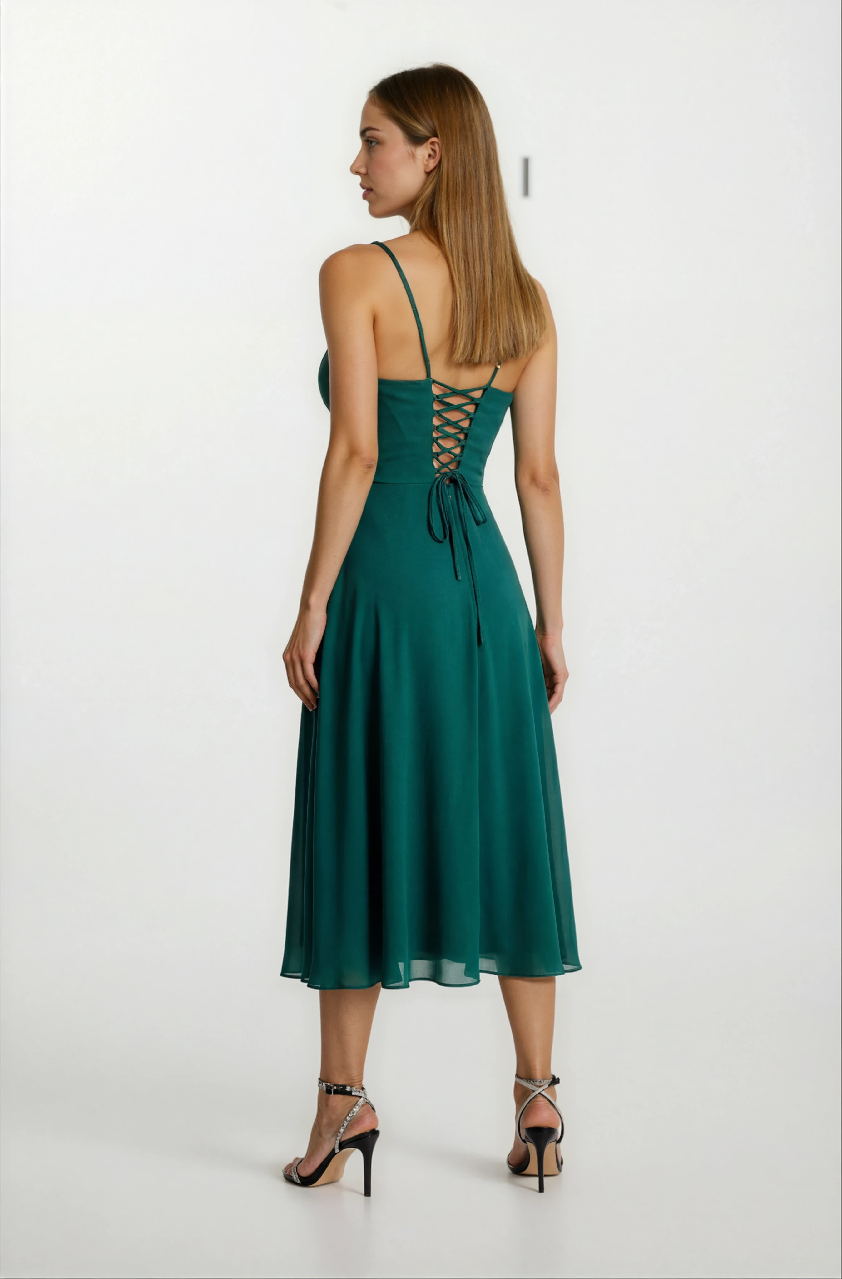 Riemelt Degaje Yaka Askılı Şırt Çarpraz Bağcıklı Midi Abiye Elbise ZÜMRÜT