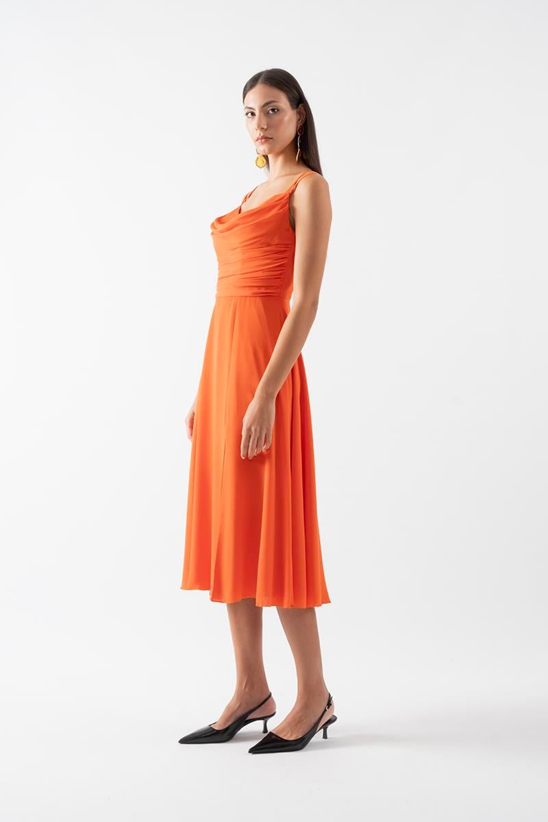 Riemelt Degaje Yaka Askılı Şırt Çarpraz Bağcıklı Midi Abiye Elbise ORANJ