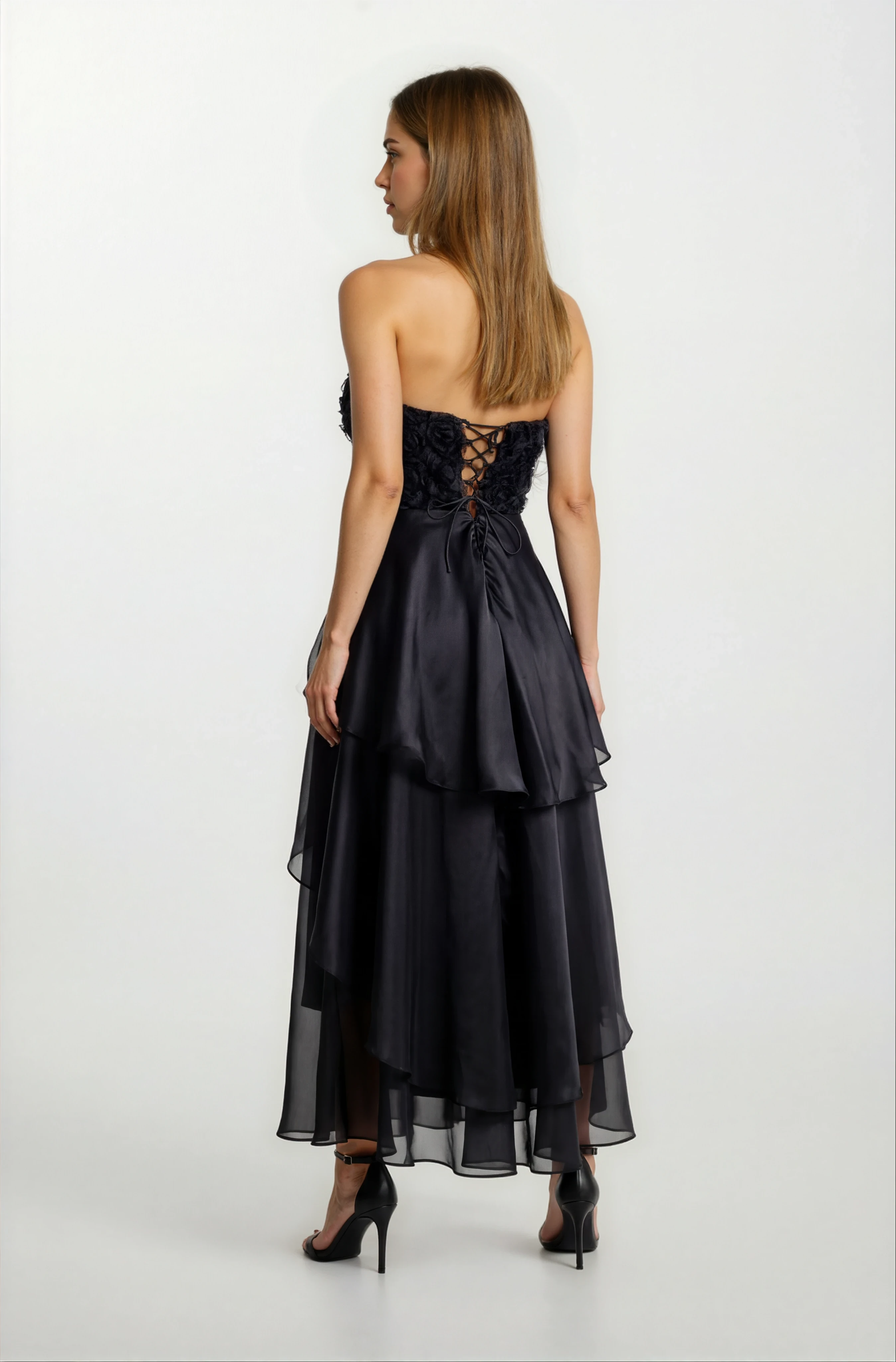 Rocco Kalp Yaka Straplez Gül Detaylı Katkat Arkası Kuyruklu Midi Abiye Elbise SİYAH