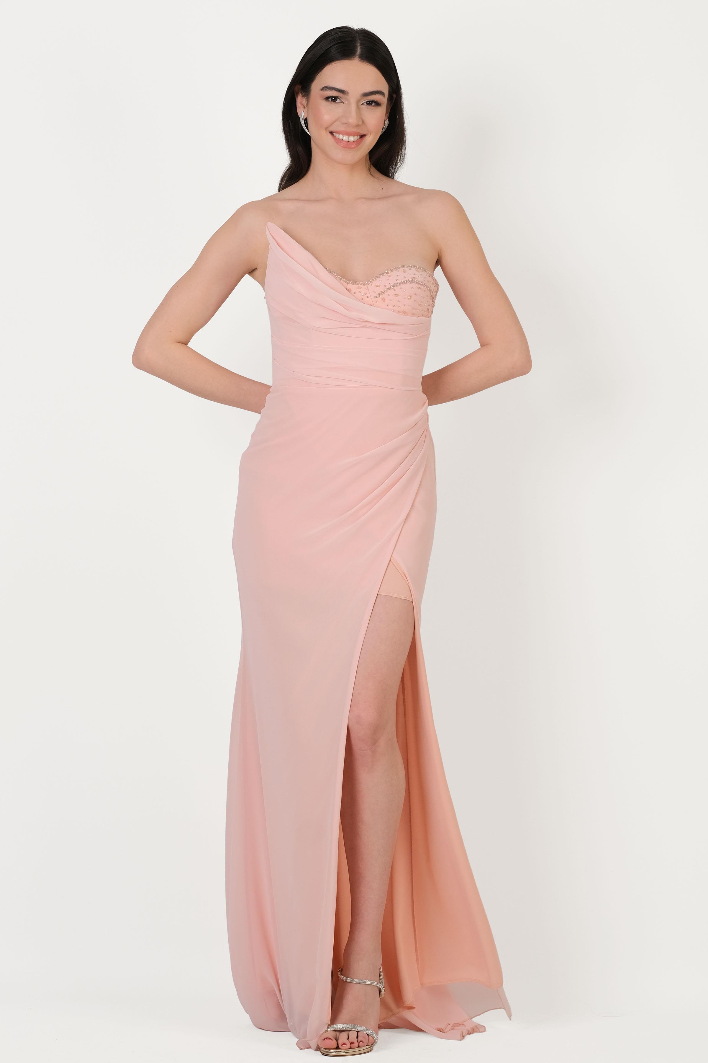 Vangelista Straplez Yaka Drapeli İşlemeli Yırtmaçlı Uzun Abiye Elbise PUDRA