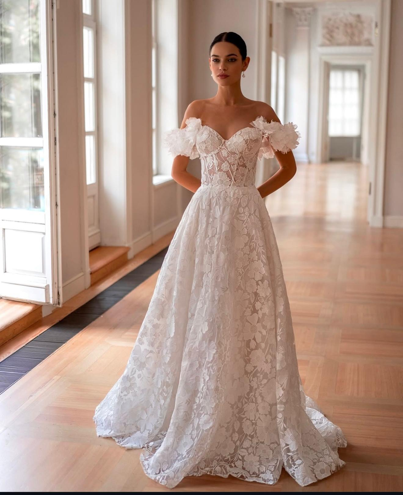 Beyaz Dantel İşlemeli Düşük Kol Detaylı Whisper of Grace Gelinlik