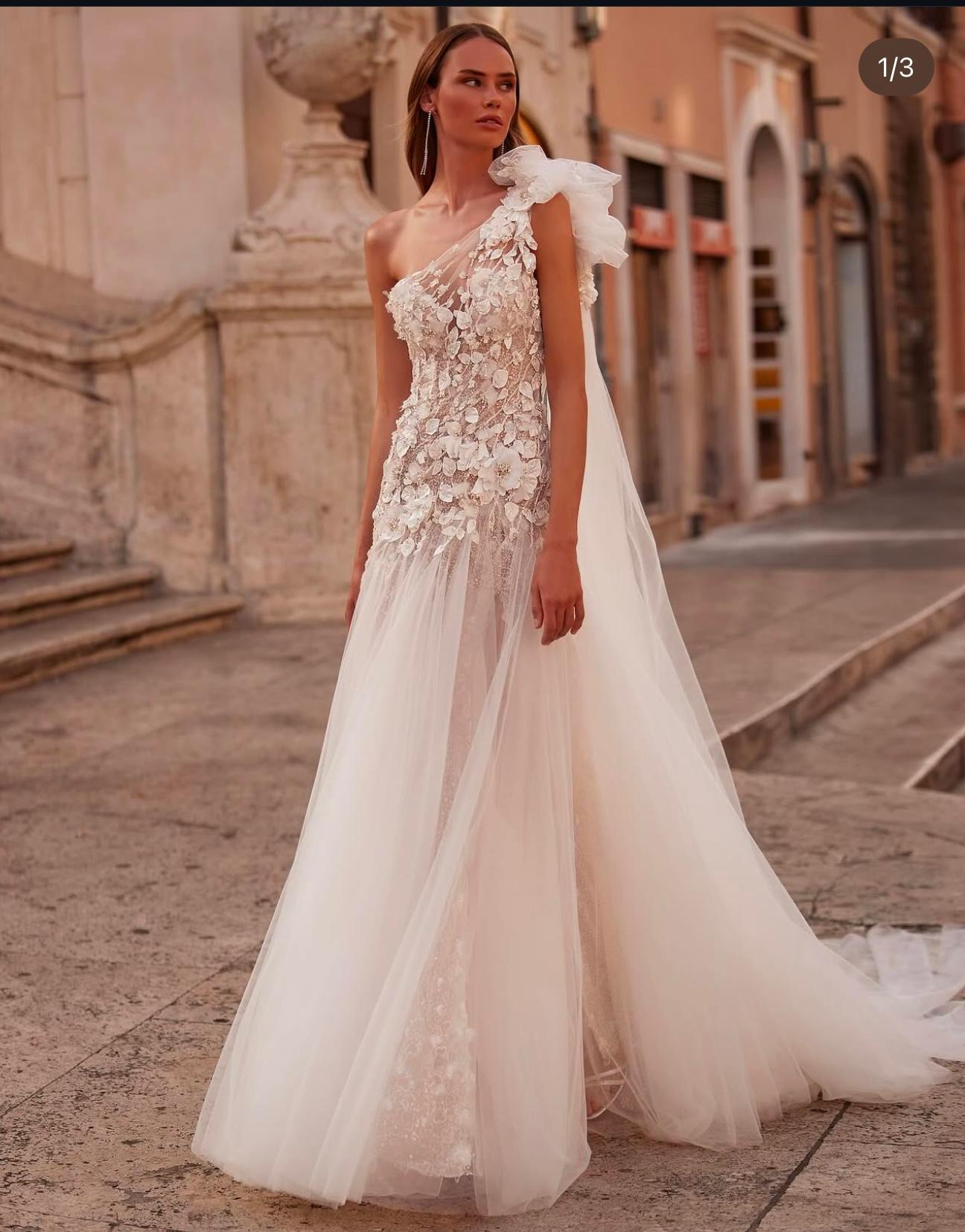 Beyaz Dantel İşlemeli Tek Kol Detaylı Jardin d'Amour Gelinlik