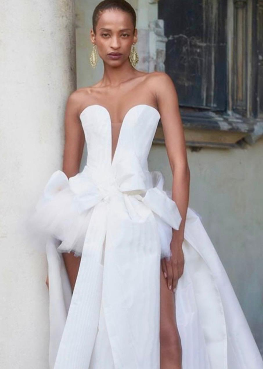 Beyaz Derin Dekolteli Fırfır Detaylı Whimsical Essence Gelinlik