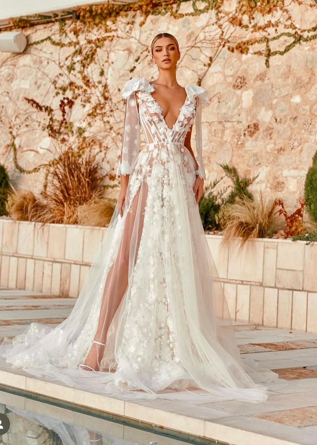 Beyaz Derin Yırtmaç ve Fiyonk Detaylı Velvet Blossom Gelinlik