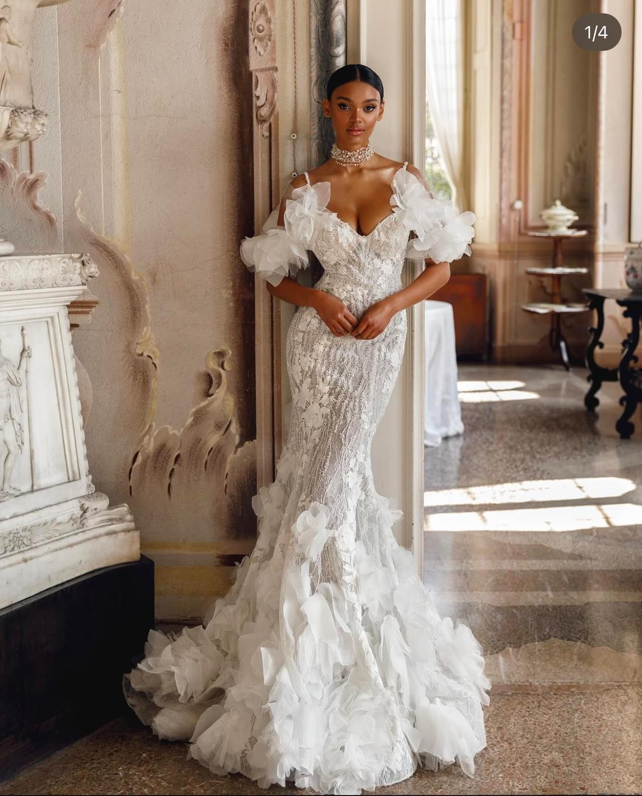 Beyaz Full Dantel İşlemeli Fırfır Detaylı Blık Model Serenade de Soie Gelinlik