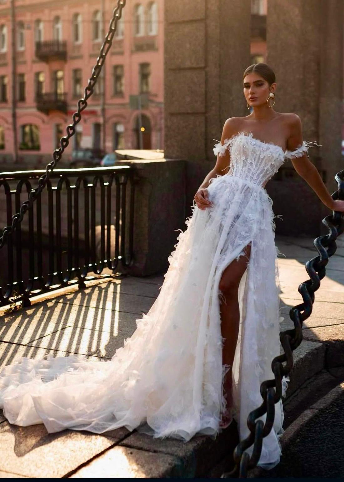 Beyaz Güpür ve Tüy Detaylı Serana Gelinlik