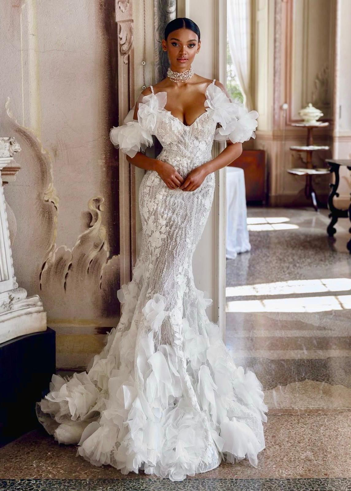 Beyaz İnce Askılı Taş işlemeli Balık Model Etek ucu ve Kol Detay Radiant Ocean Gelinlik