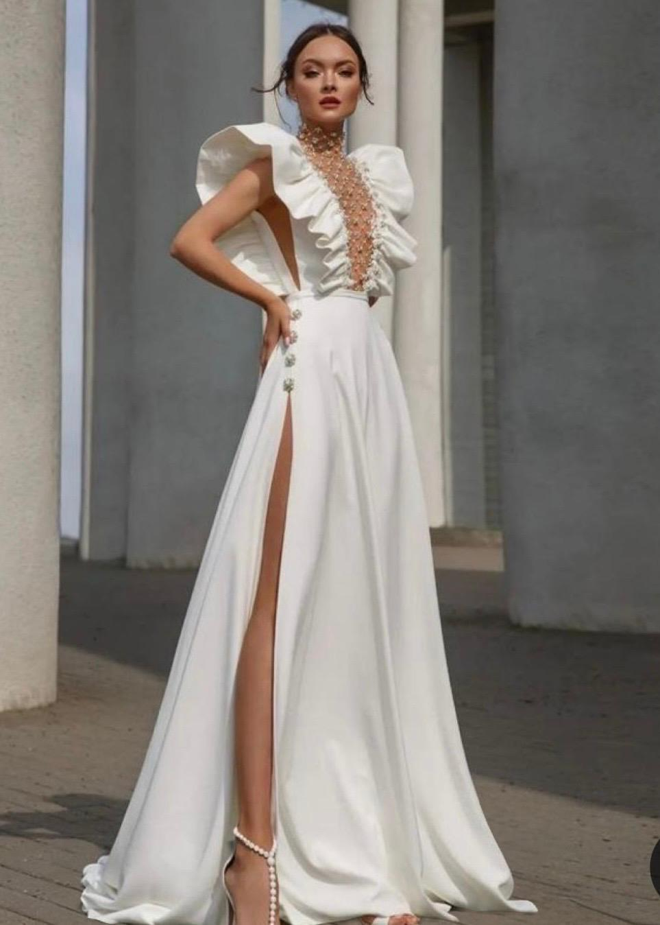 Beyaz İnci İşlemeli Ve Derin Dekolteli Ariella Gelinlik