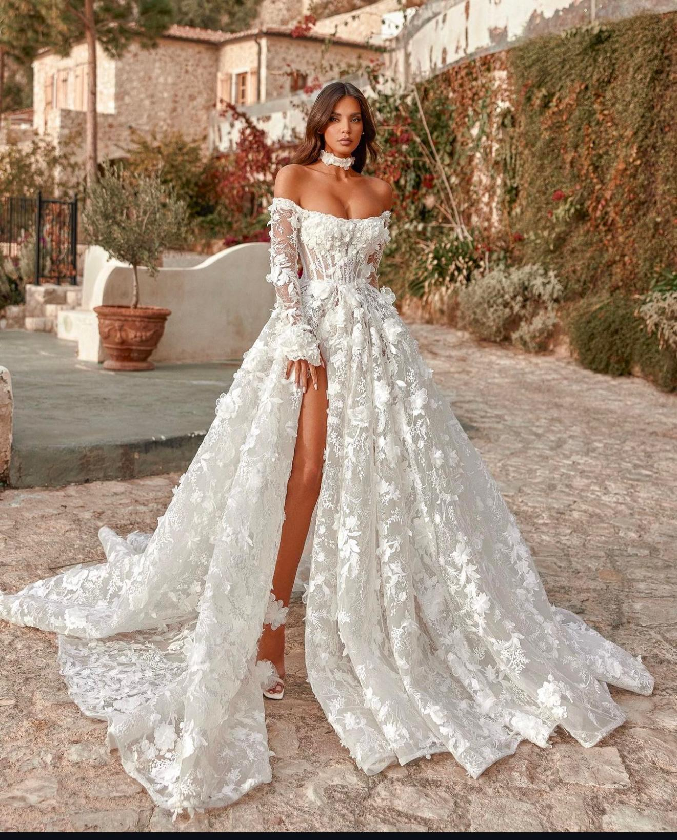 Beyaz Madonna Yaka Full Çiçek İşlemeli Derin Yırtmaçlı A kesim Elara Grace Gelinlik