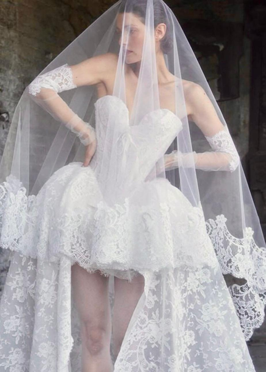 Beyaz Mini Dantel İşlemeli Ethereal Charm Gelinlik