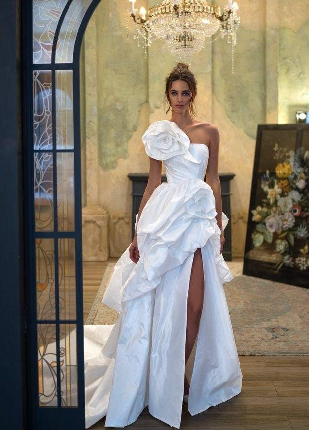 Beyaz omzunda Büyük Gül Detaylı Rose d'Aube Gelinlik