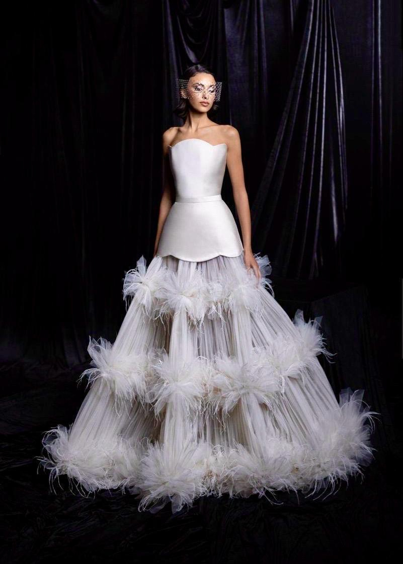 Beyaz Saten Straplez Tül Etek ve Tüy Detaylı Feathered Reverie gELİNLİK