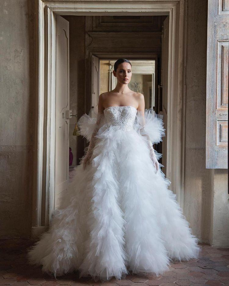 Beyaz Straplez Kat Kat Fırfır Kol Ve Etek Detaylı Nuage de Satin Gelinlik