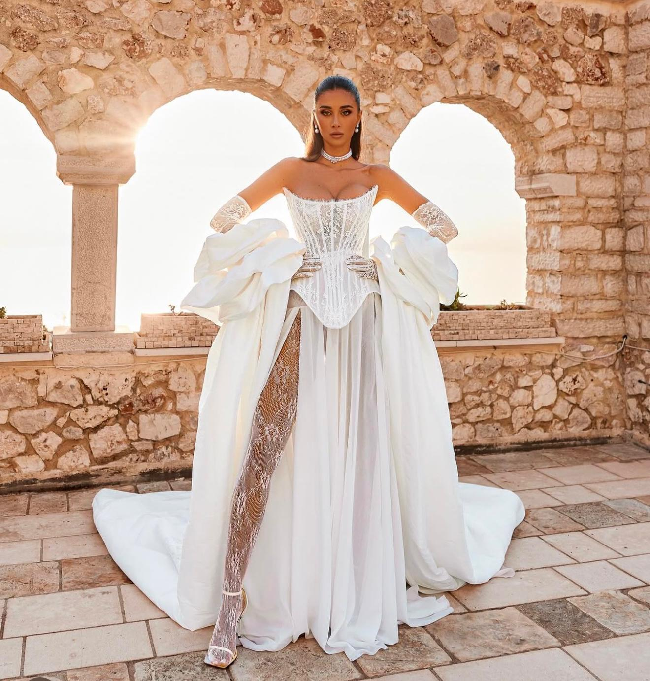 Beyaz Straplez Korseli Derin Yırtmaçlı Gösterişli Kol Detaylı Imperiale Gelinlik