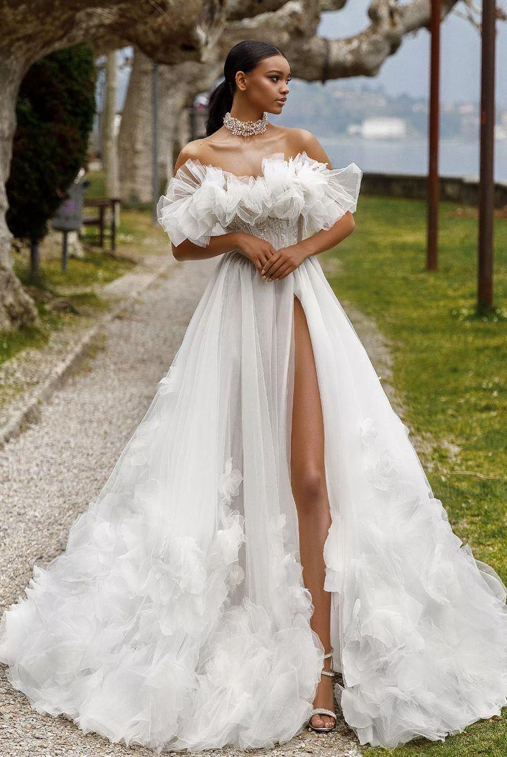 Beyaz Straplez Taş Ve Fırdır Detaylı Derin Yırtmaçlı Aurora Gelinlik