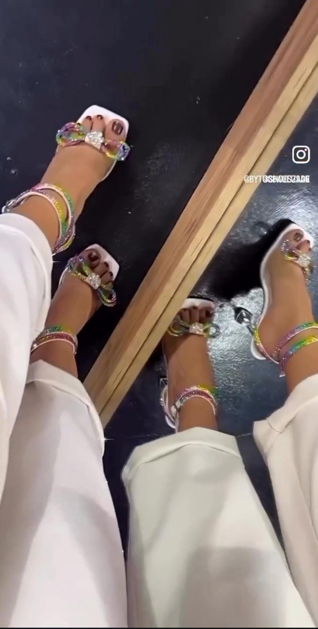 Beyaz Tabanlı Renkli Taş İşlemeli Bilekten Bağlamalı Topuklu Ayakkabı