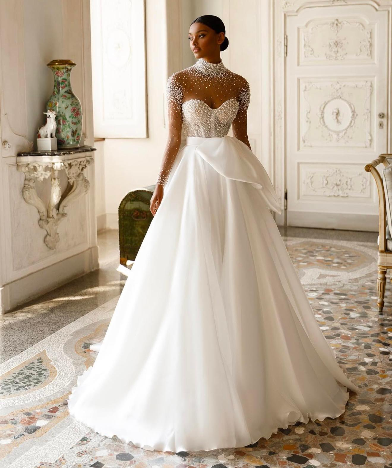 Beyaz Transparan Taş İşlemeli Yaka Detaylı Amélie de Soie Gelinlik