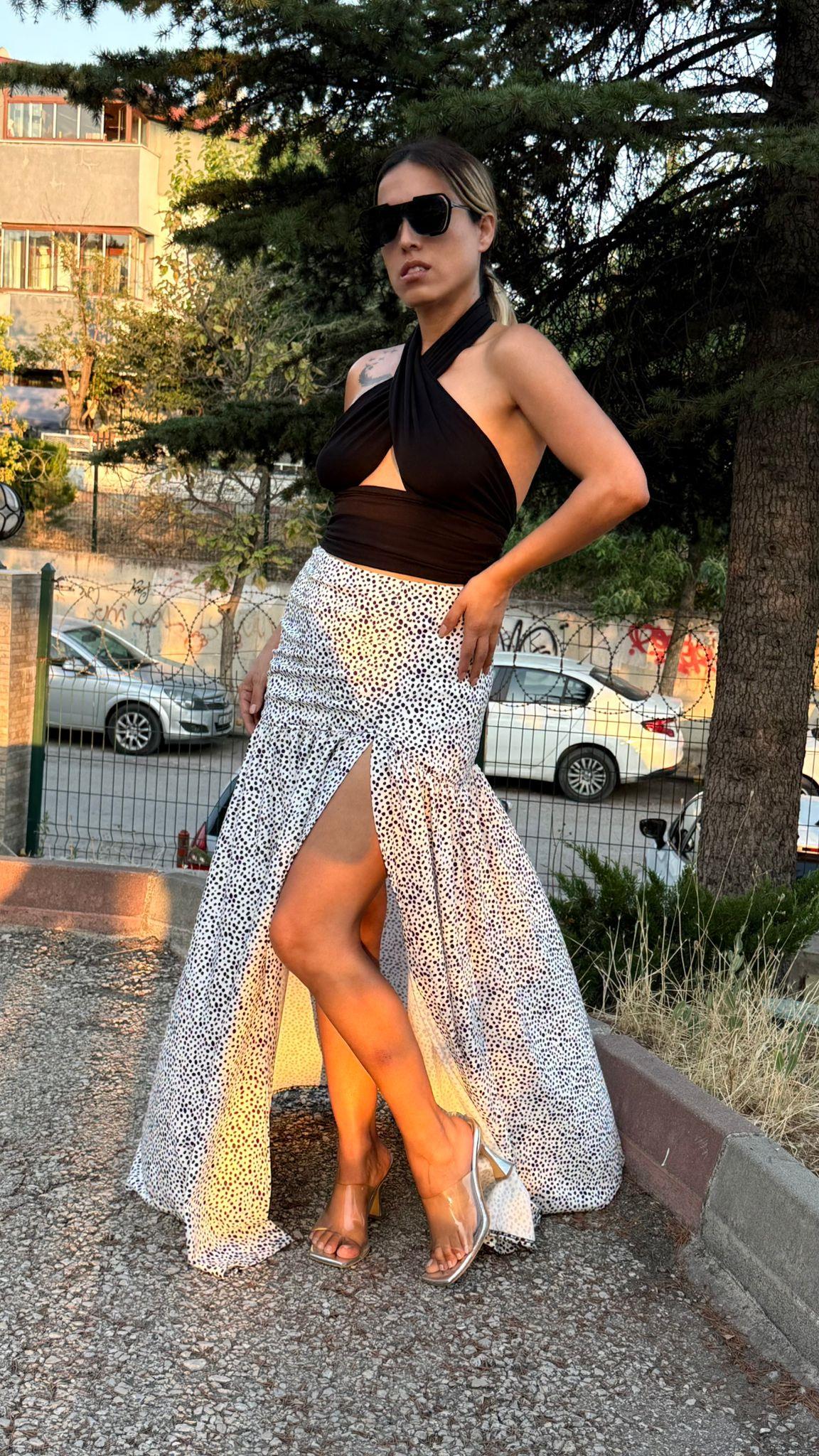 Beyaz Üzeri Siyah Desenli Derin Yırtmaçlı Etek