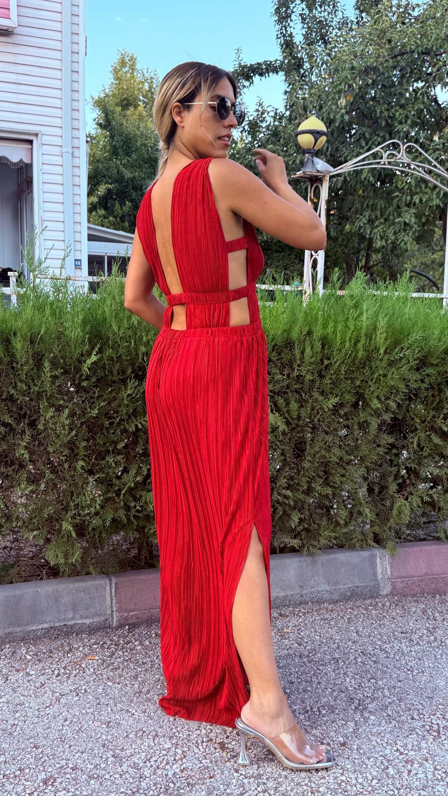 Kırmızı Saten Pilise Sırt Ve Göğüs Dekolteli Elbise