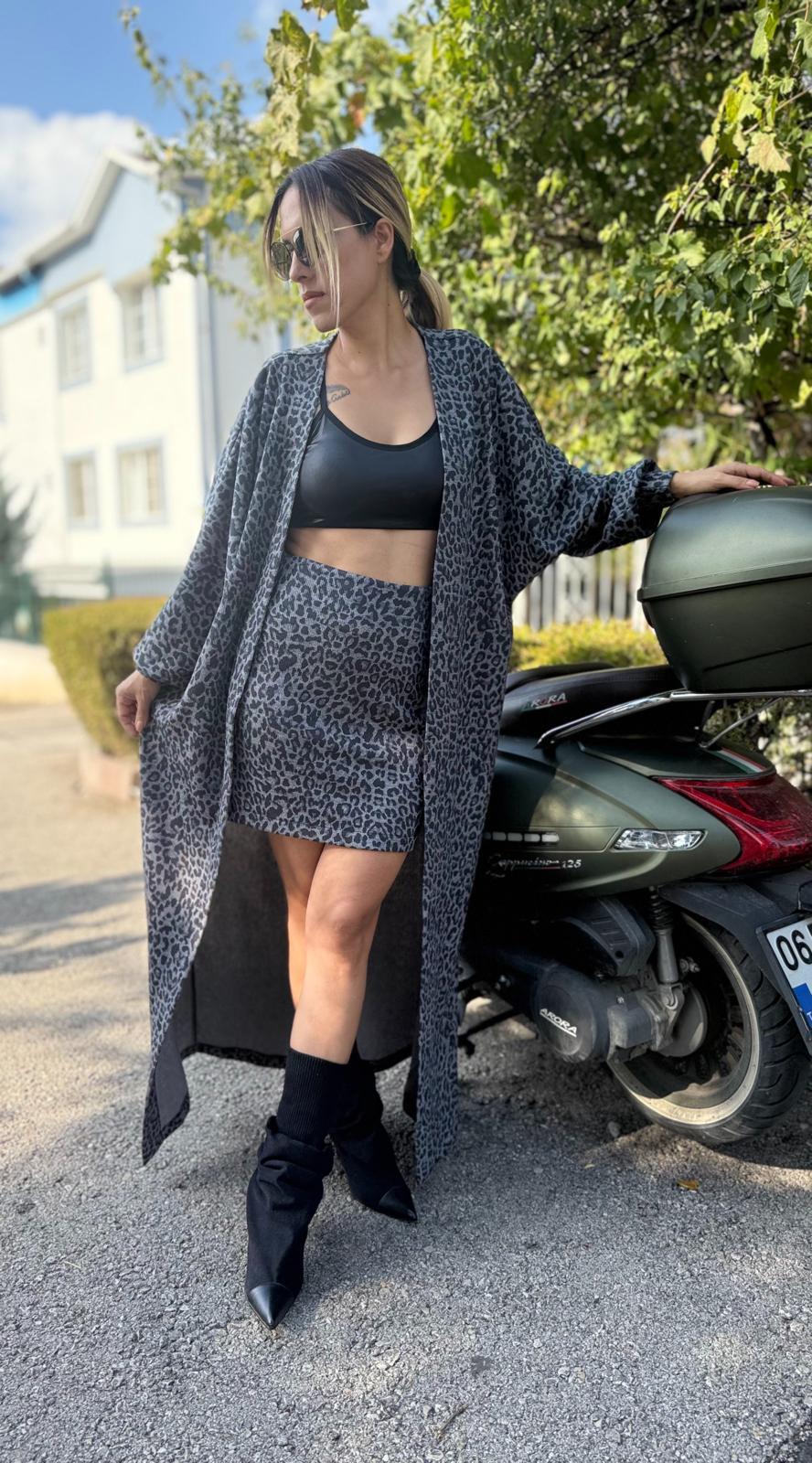 leopar desenli hırka etek takım