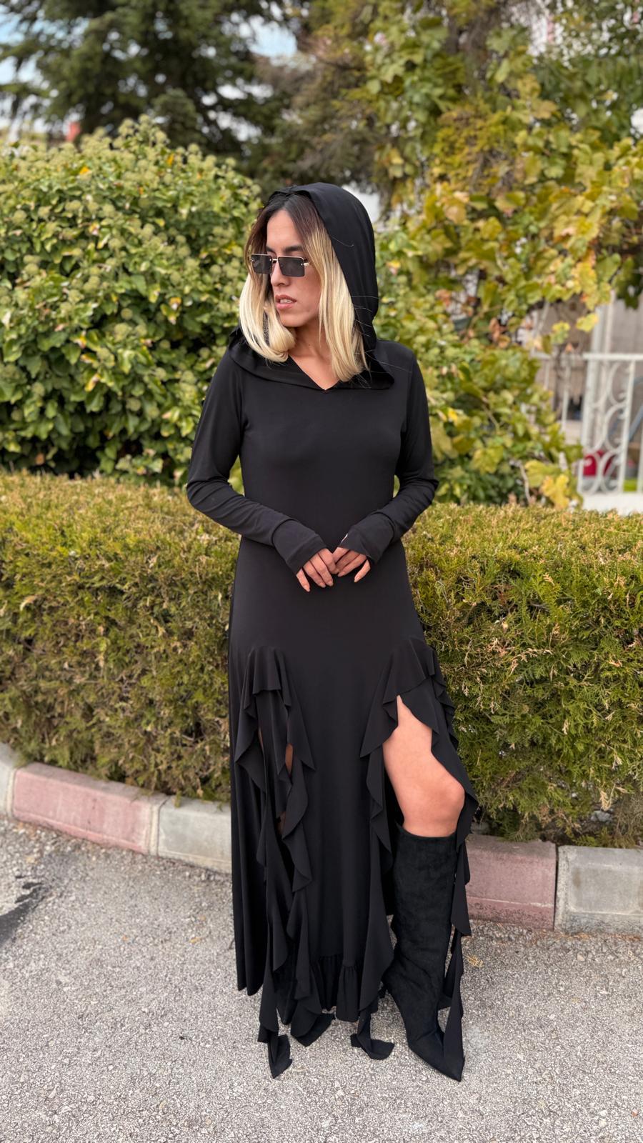 siyah kapişonlu volanlı tasarım elbise