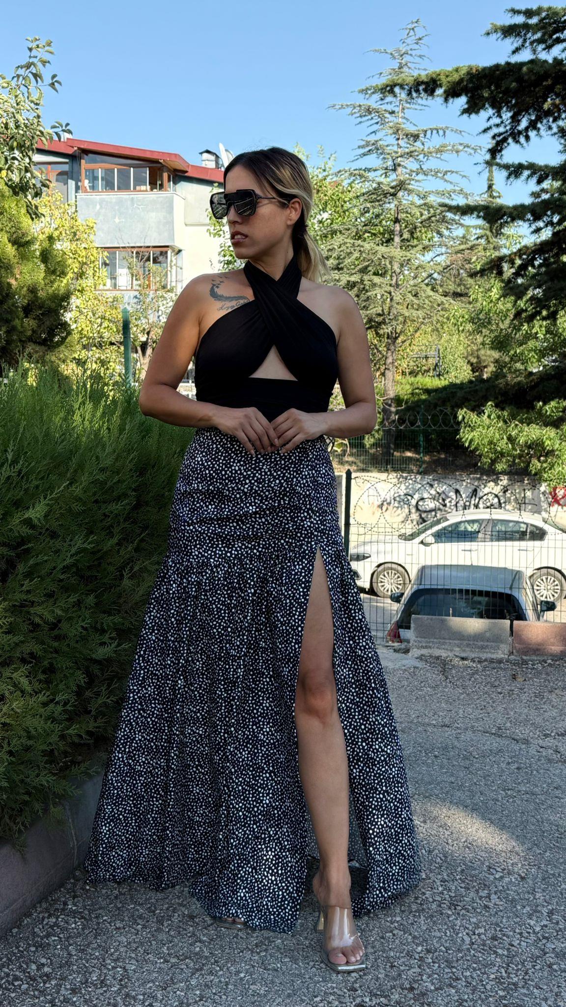 Siyah Üzeri Beyaz Desenli Derin Yırtmaçlı Etek