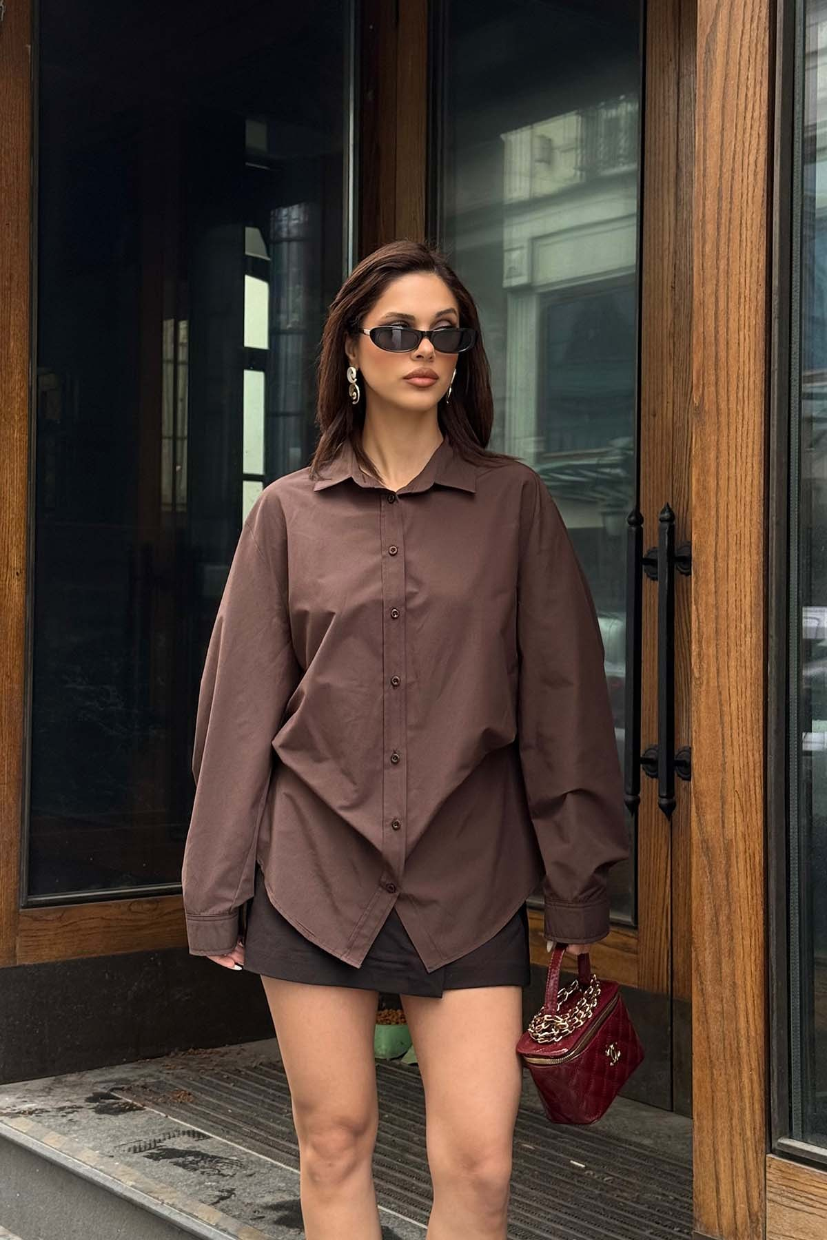 Kadın Kahve Oversize Modal Gömlek – Minimal Şıklık MLB178