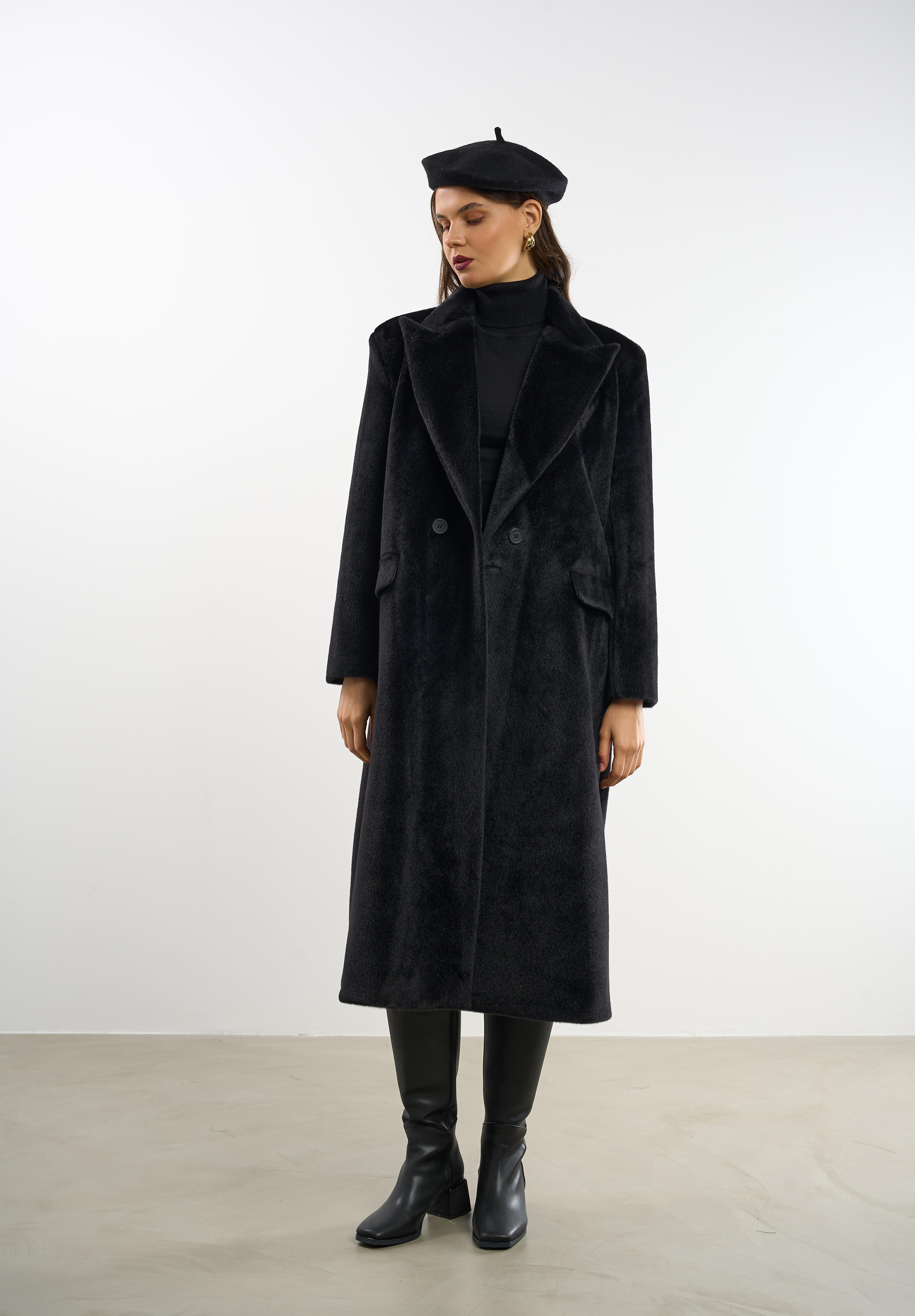 Oversize Yün Karışımlı Siyah Yumoş Kaban