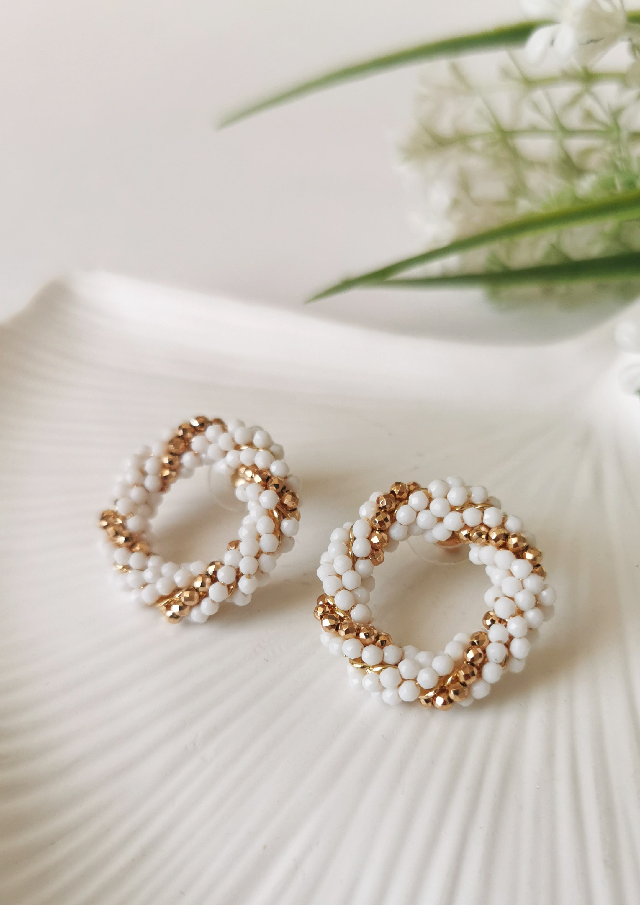 Beyaz Rose Gold Boncuklu Halka Küpe 2,5 cm