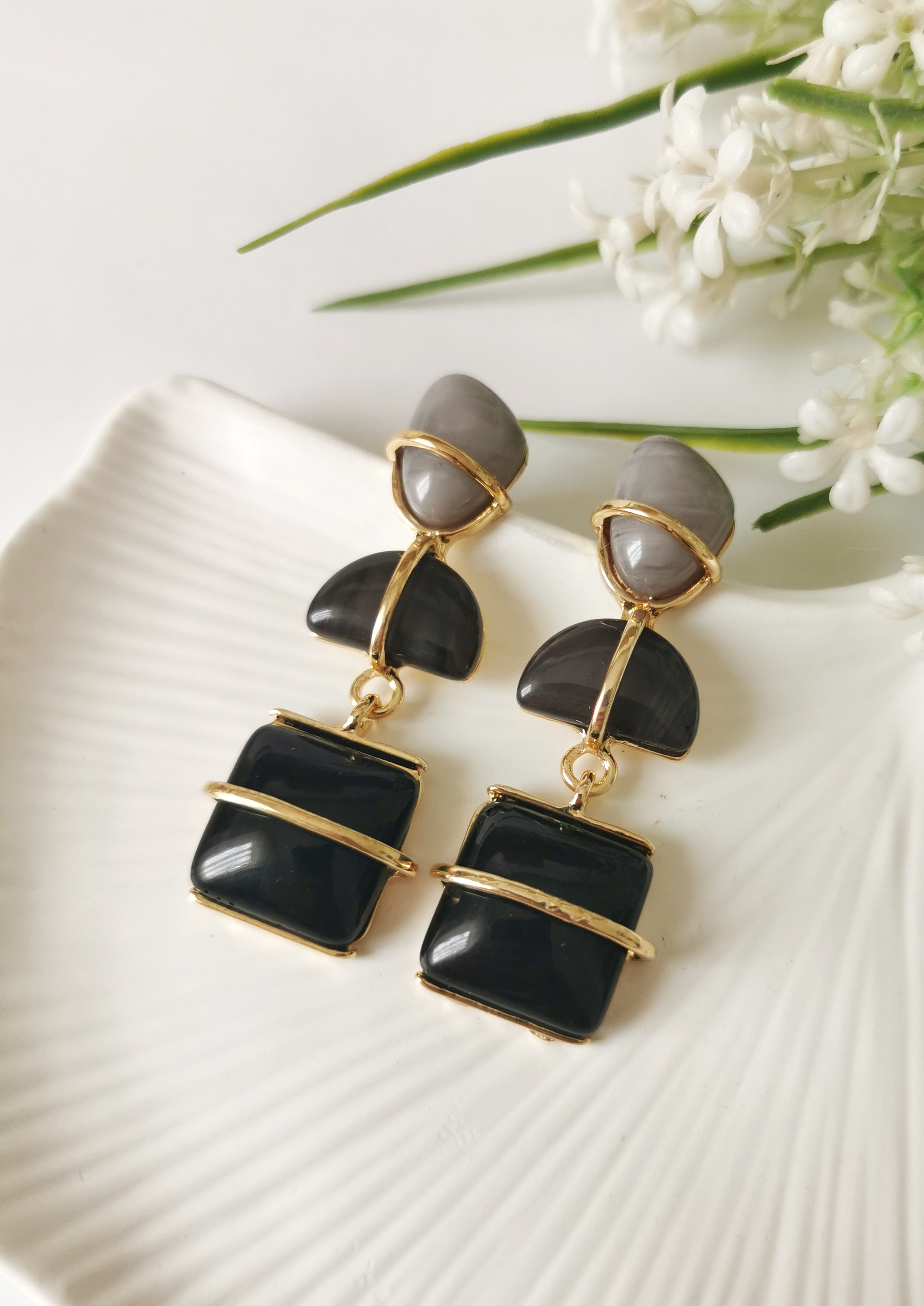 Black Form Gold Detaylı Küpe