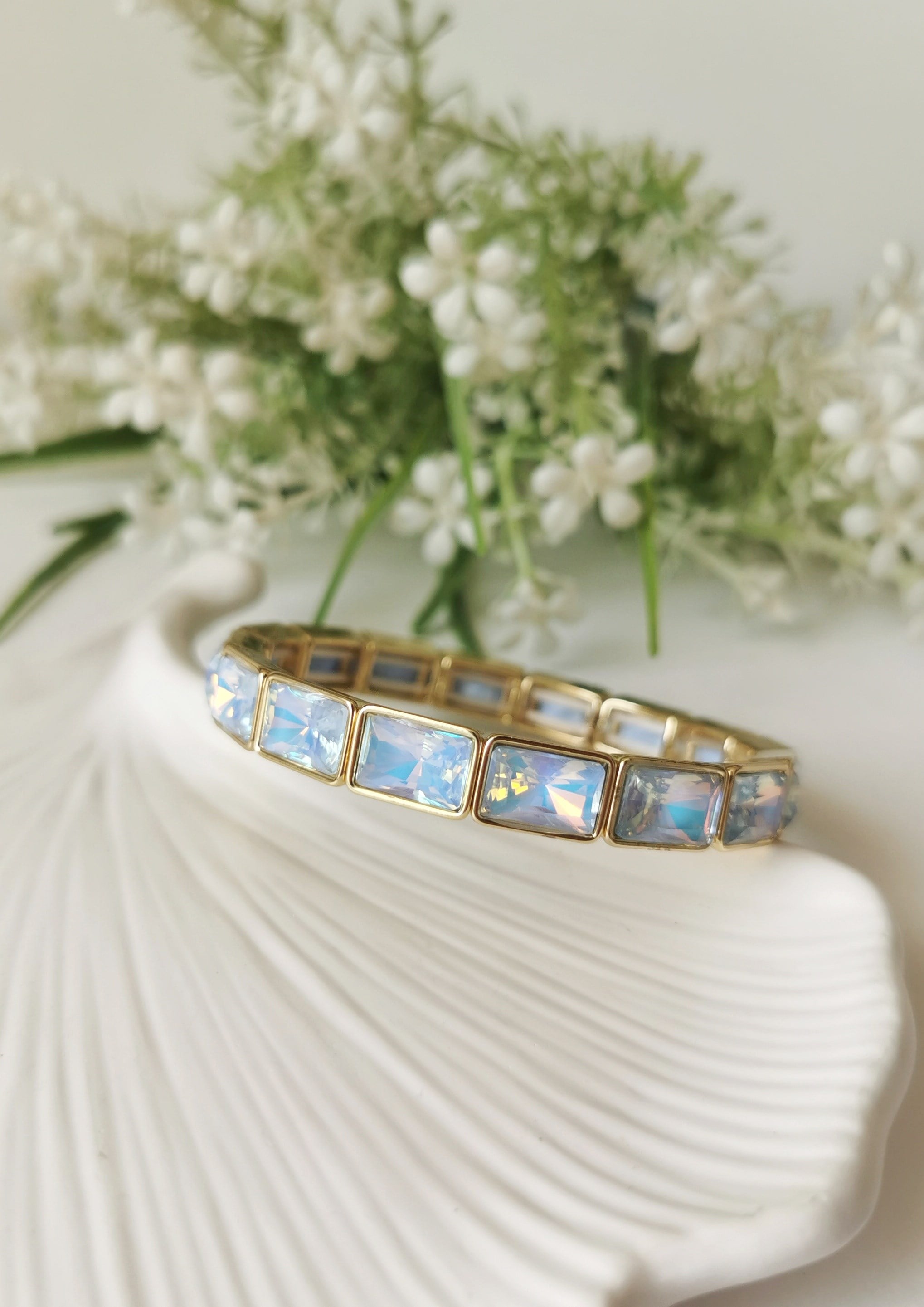 Buz Mavisi Kristal Taşlı Bileklik – 14K Gold Lastikli Tasarım