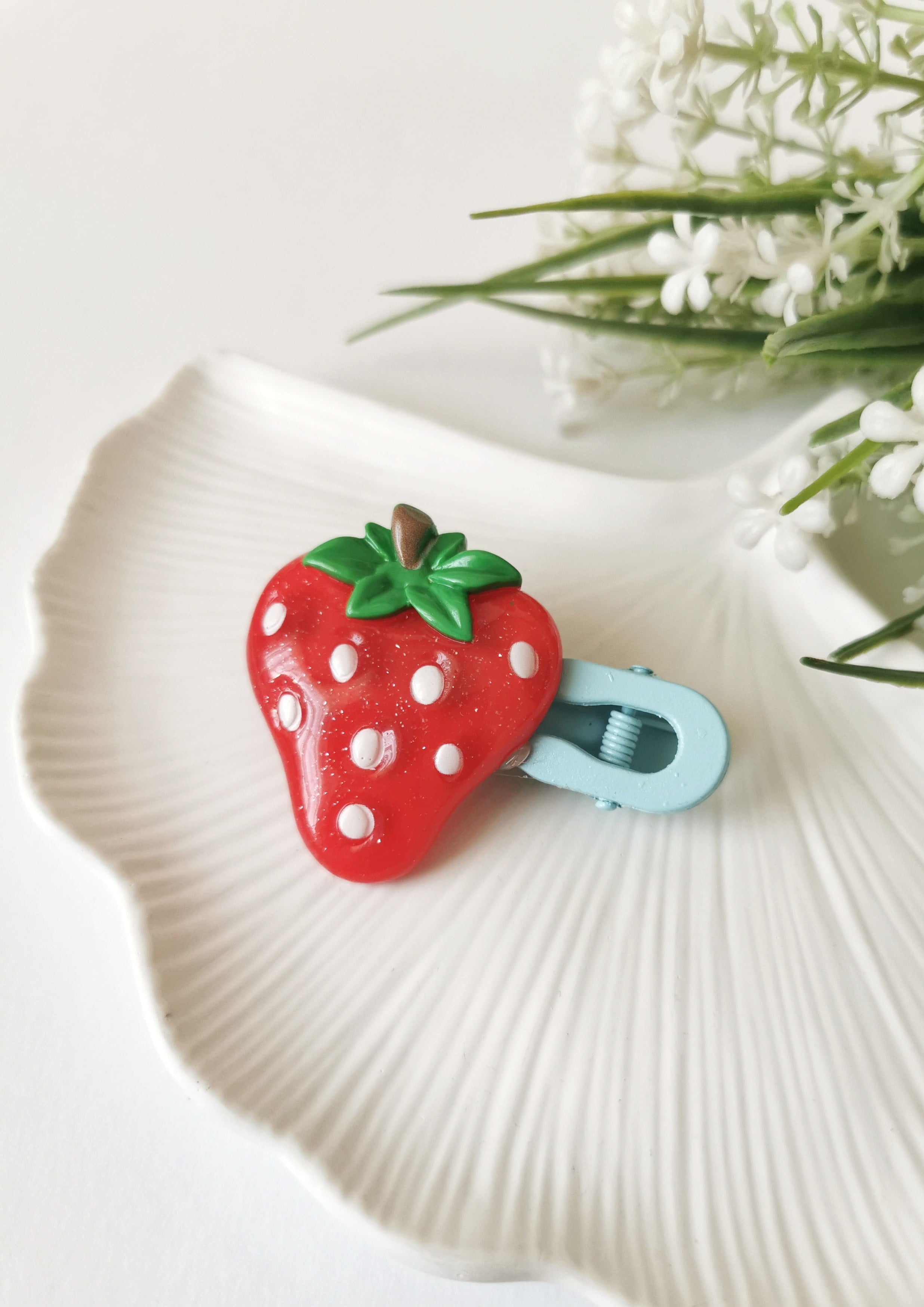 Çilek Figürlü Mavi Pensli Çocuk Tokası 6 x 4,5 cm