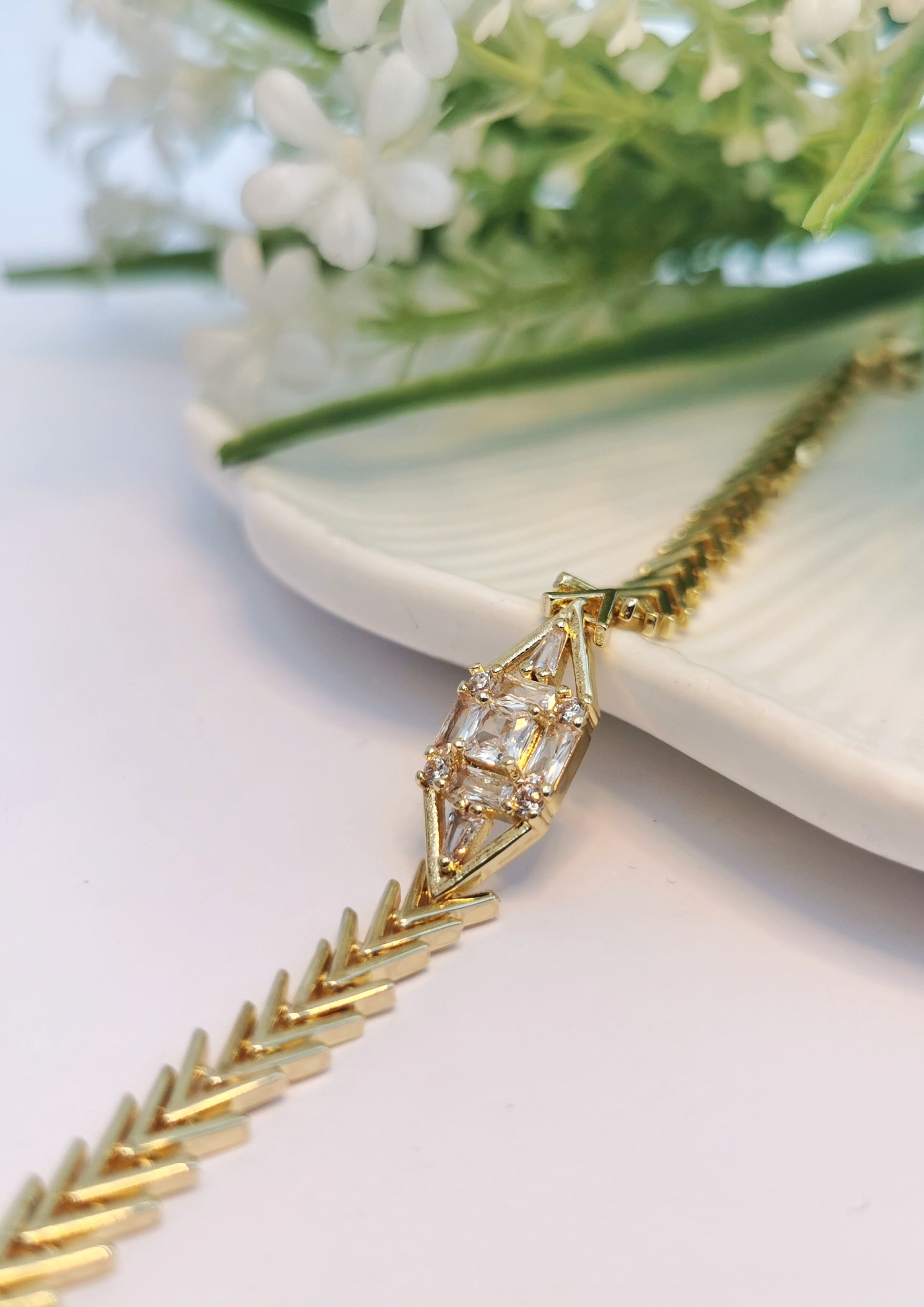 Gold Baget Zirkon Detaylı Ok Desen Çelik Bileklik