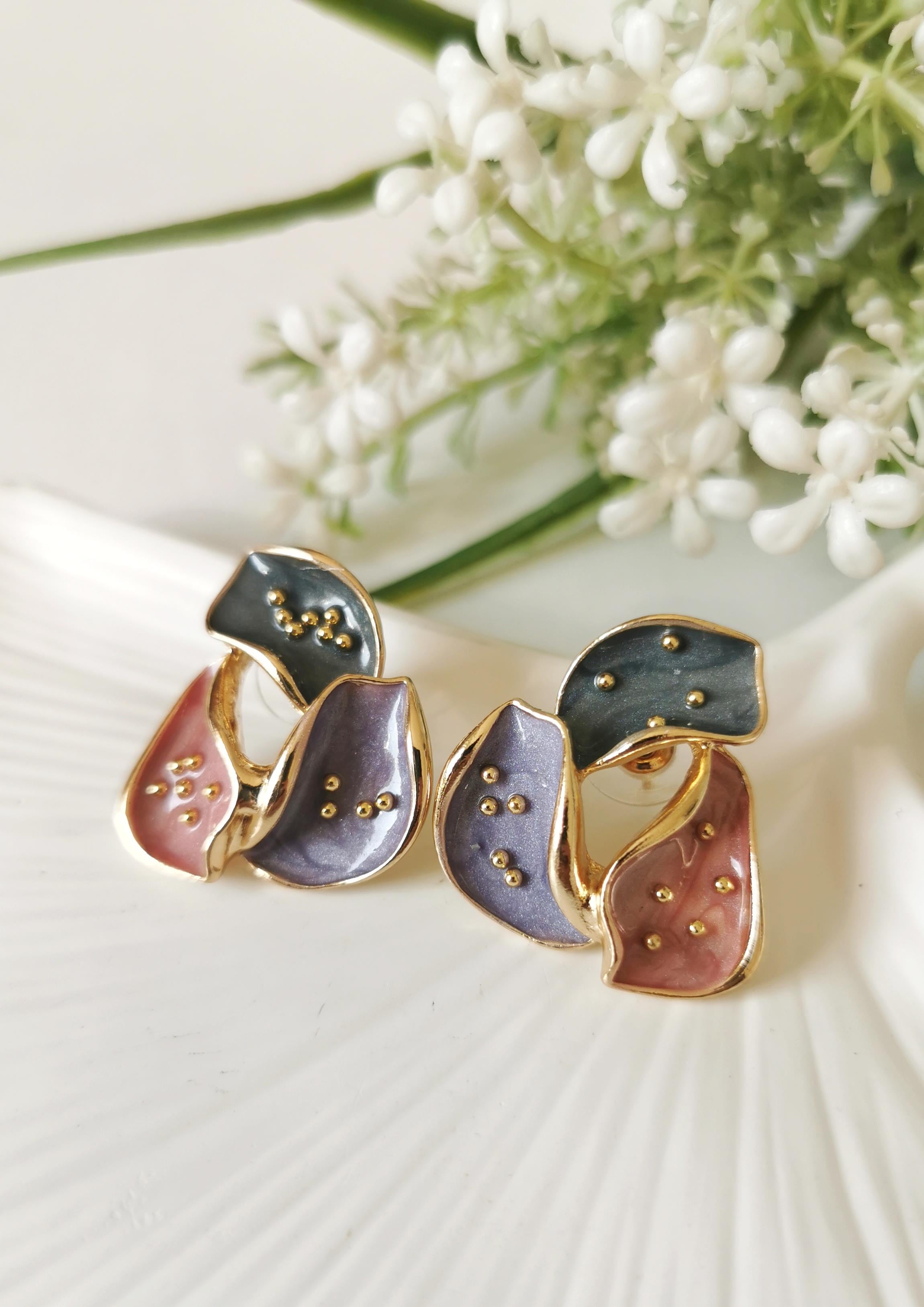 Gold Detaylı Asimetrik Formlu Pastel Yaprak Küpe